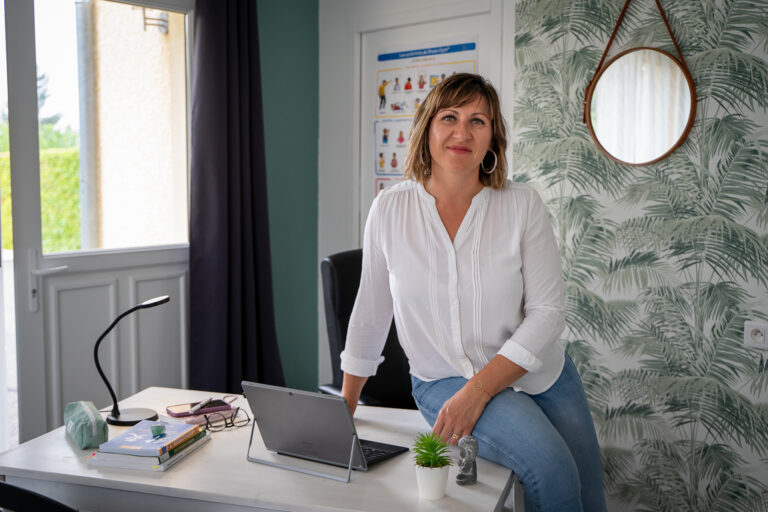 MOI SUR BUREAU DANS CABINET 768x512